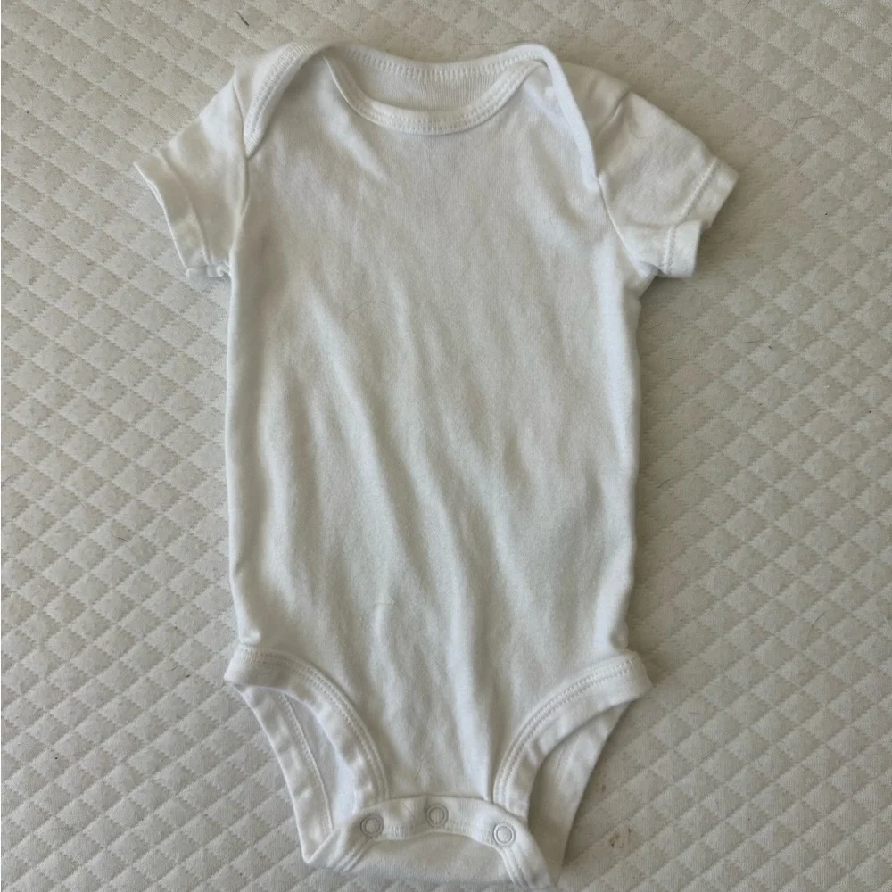 Great Condition! Set of 4 Soft White Baby Onesies, 0-3 Months